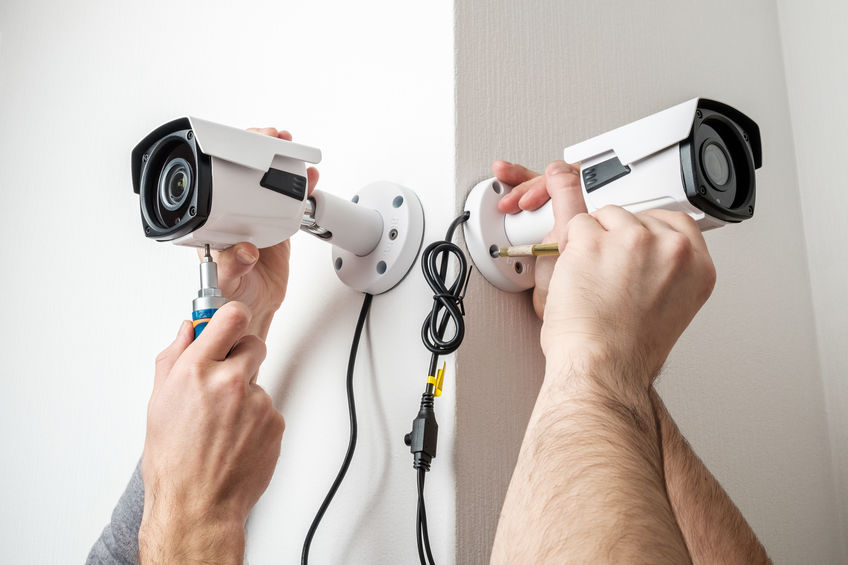 installer-kit-camera-surveillance-exterieur
